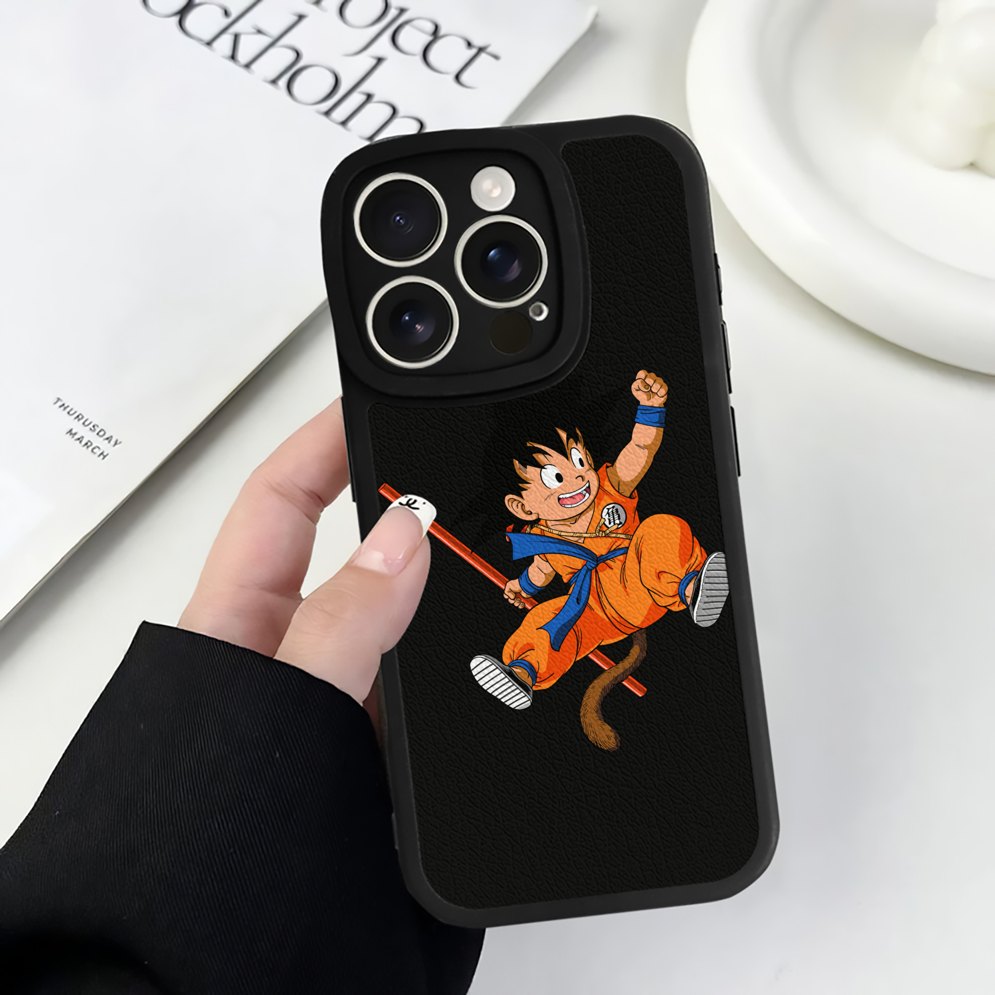 （画像用） ドラゴンボール 孫悟空（そん ごくう）Son Goku カカロット DRAGON BALL Kakarotto 【iPhone 16シリーズ対応】シリコンスマホケース（レザー調） 材質：シリコン